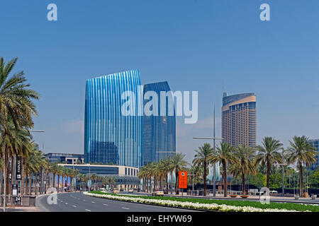 L'Asie, Emirats Arabes Unis, ÉMIRATS ARABES UNIS, Dubai, Sheikh Mohammed Bin Rashid boulevard, scène de rue, palmiers, arbres, bâtiments, architecture Banque D'Images