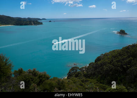 Bateau dans la baie de Totaranui, parc national Abel Tasman, Tasman, île du Sud, Nouvelle-Zélande, Pacifique Banque D'Images