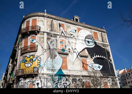 De grandes peintures murales graffitis sur des immeubles abandonnés sur Av. Fontes Perreira de Melo - Lisbonne Portugal Banque D'Images