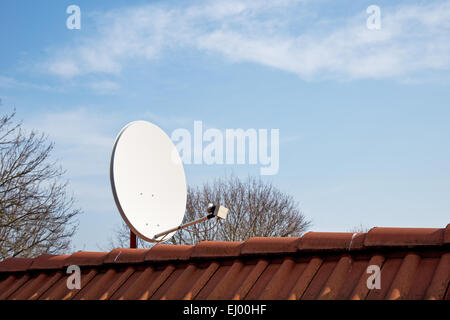 Détail de l'antenne satellite sur le toit rouge Banque D'Images