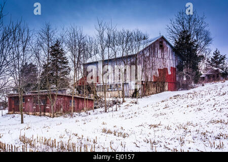 Ancienne grange et un terrain couvert de neige dans les régions rurales du comté de York, Pennsylvanie. Banque D'Images