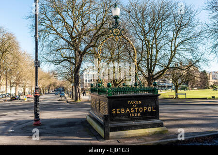 Le mémorial de guerre de Crimée sur la promenade de Cheltenham est un socle en fonte qui autrefois soutenu un canon de Sebastopol Banque D'Images