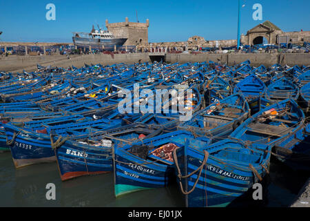 Bateaux de pêche dans le port d'Essaouira avec la Skala du port à l'origine, le Maroc, l'Afrique du Nord Banque D'Images