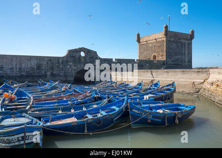 Bateaux de pêche dans le port d'Essaouira avec la Skala du port à l'origine, le Maroc, l'Afrique du Nord Banque D'Images