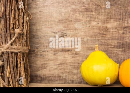 Cadre d'automne sur le vieux fond de bois avec des citrouilles Banque D'Images