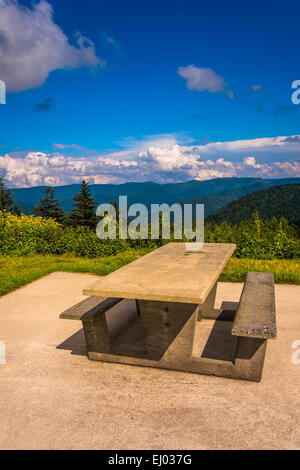 Table de pique-nique et vue sur les montagnes des Appalaches de la Blue Ridge Parkway en Caroline du Nord. Banque D'Images