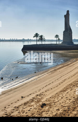 Immense statue de Christophe Colomb sur la rivière Tinto, Huelva, Espagne Banque D'Images