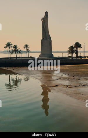 Immense statue de Christophe Colomb sur la rivière Tinto, Huelva, Espagne Banque D'Images