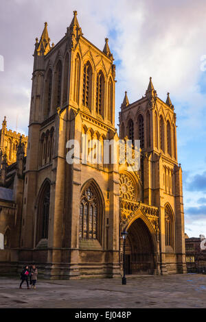 Avant de l'ouest de l'église cathédrale de Bristol en Angleterre en mars soleil du soir. College Green, Bristol, Angleterre, Royaume-Uni. Banque D'Images