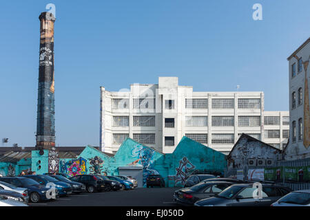 Les usines et l'ancien peint cheminée dans l'Custard Factory, Digbeth, Birmingham Banque D'Images