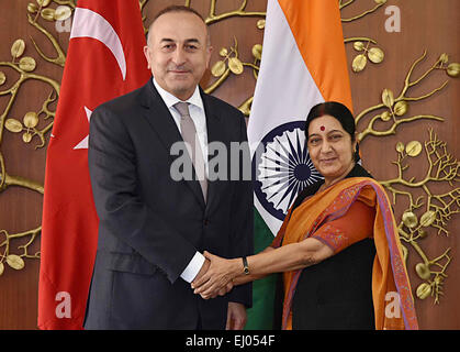 New Delhi, Inde. Mar 19, 2015. Le Ministre des affaires étrangères de l'Inde Sushma Swaraj (R), serre la main avec le Ministre turc des affaires étrangères, Mevlut Cavusoglu à New Delhi, Inde, le 19 mars 2015. © Partha Sarkar/Xinhua/Alamy Live News Banque D'Images