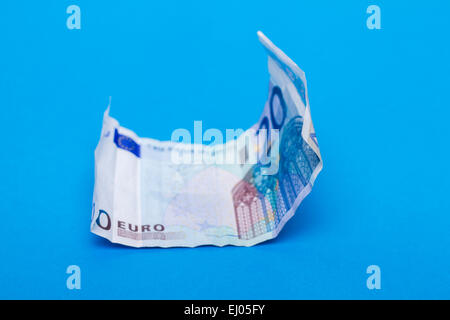 Vingt euros bill froissé sur un fond bleu. Banque D'Images