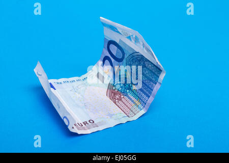 Vingt euros bill froissé sur un fond bleu. Banque D'Images