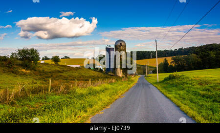 Silos sur une route de campagne, dans les régions rurales du comté de York, Pennsylvanie. Banque D'Images