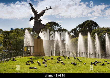 L'ARGENTINE, Buenos Aires, Cabalito, Parque Centenario, Centenary Park, pigeons autour d'Angel statue surplombant le lac et ses fontaines Banque D'Images