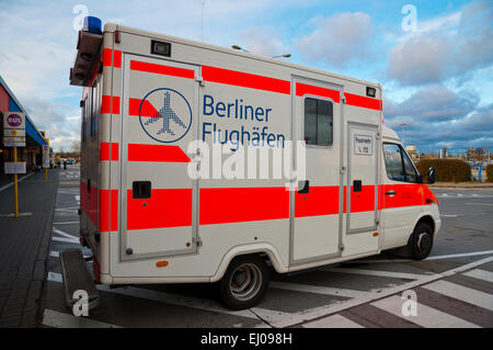 Ambulance, l'aéroport de Schönefeld, Berlin, Allemagne Banque D'Images