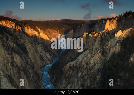 Grand Canyon de la Yellowstone par le lever du soleil, de l'artiste's Point. Le Parc National de Yellowstone, Wyoming, États-Unis d'Amérique. Banque D'Images