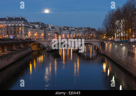 Vue de la Seine à Paris par l'aube, avec la Lune se levant dans le ciel. Paris, Ile de France, France. Banque D'Images