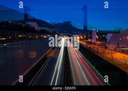 L'autoroute avec des sentiers et des montagnes enneigées dans Blue Hour au Tessin, Suisse. Banque D'Images