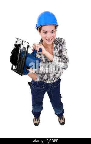 Tradeswoman tenant une scie circulaire Banque D'Images