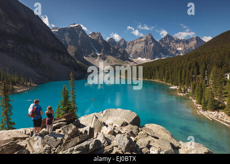 Un couple d'admirer le lac Moraine, Banff National Park, Alberta, Canada, Amérique du Nord. Banque D'Images