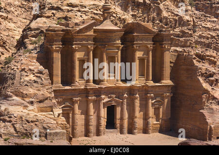 Le al-Dayr tombe une partie du complexe de Petra en Jordanie similaire à la célèbre bâtiment sculpté du Trésor. Banque D'Images