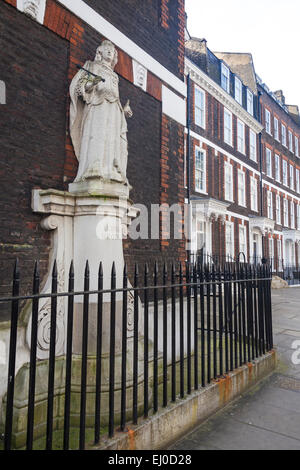 Londres, Westminster contemporain une statue de la reine Anne à Queen Anne's Gate Banque D'Images