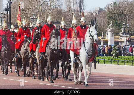 London, The Mall, un détachement de gardes de la vie en route pour changer la garde à Horse Guards Parade Banque D'Images