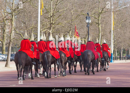 London, The Mall, un détachement de gardes de la vie en route pour changer la garde à Horse Guards Parade Banque D'Images