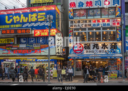 Akihabara, Avenue, Ville, District, au Japon, en Asie, Tokyo, coloré, les couleurs, le soir, les piétons, touristique, voyage Banque D'Images