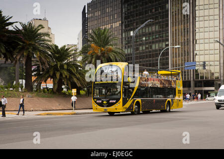 L'ARGENTINE, Buenos Aires, Retiro, la Plaza Fuerza Aérea, jaune open top bus touristique près de Sheraton Hotel Banque D'Images