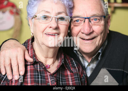 Un Portrait of a happy senior couple at home Banque D'Images