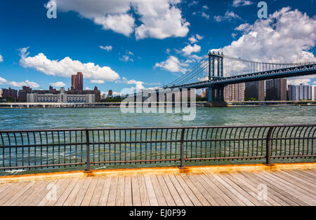 Le Manhattan Bridge, vu de Brooklyn, New York. Banque D'Images