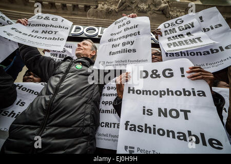 Londres, Royaume-Uni. 19 mars, 2015. Dolce & Gabbana LGBT store protester avec Peter Tatchell Crédit : Guy Josse/Alamy Live News Banque D'Images