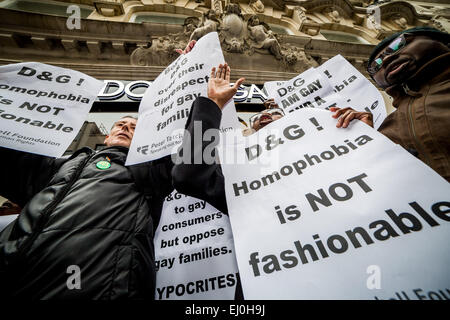 Londres, Royaume-Uni. 19 mars, 2015. Dolce & Gabbana LGBT store protester avec Peter Tatchell Crédit : Guy Josse/Alamy Live News Banque D'Images