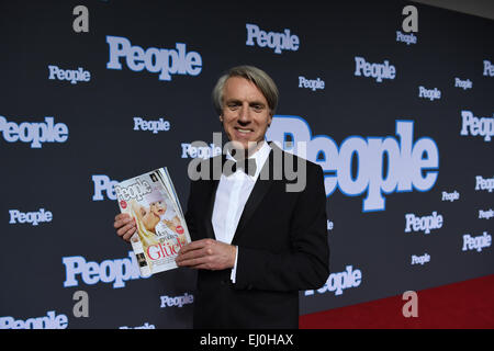 Le rédacteur en chef du magazine 'Personnes' Allemagne, Tom Junkersdorf, tient la première édition du magazine dans ses mains pendant l'Red-Carpet-Présentation du magazine 'Personnes' l'Allemagne à l'hôtel Waldorf Astoria à Berlin, Allemagne, 17 mars 2015. La première édition du magazine nous propose la chanteuse Christina Aguilera et son bébé sur le capot avant. Photo : Jens Kalaene/dpa Banque D'Images