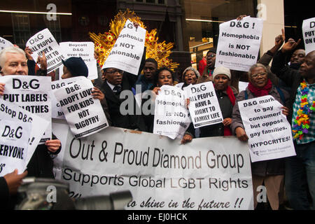 Mayfair, London, UK. 19 mars, 2015. La police est appelée comme les partisans des droits des homosexuels de l'extérieur et fier Diamond Group, composé d'exilés et d'autres gays ougandais africains et leurs partisans, manifester devant le D&G store in London's Bond Street, à la suite de remarques faites par les propriétaires de la marque à propos de bébés FIV être "synthétiques". Crédit : Paul Davey/Alamy Live News Banque D'Images