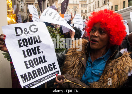 Mayfair, London, UK. 19 mars, 2015. La police est appelée comme les partisans des droits des homosexuels de l'extérieur et fier Diamond Group, composé d'exilés et d'autres gays ougandais africains et leurs partisans, manifester devant le D&G store in London's Bond Street, à la suite de remarques faites par les propriétaires de la marque à propos de bébés FIV être "synthétiques". Crédit : Paul Davey/Alamy Live News Banque D'Images