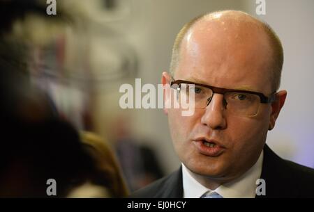 Bruxelles, Belgique. Mar 19, 2015. Le premier ministre tchèque Bohuslav Sobotka, parle avec les médias durant le sommet européen de Bruxelles, Belgique, le 19 mars 2015. © Jakub Dospiva/CTK Photo/Alamy Live News Banque D'Images