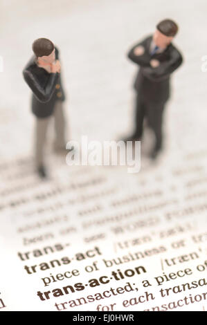 Businessmen standing sur la définition du dictionnaire 'Transaction' Banque D'Images