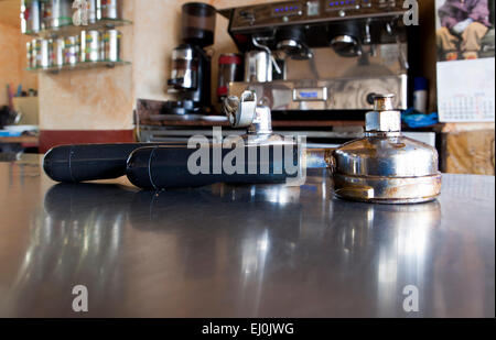 Support pour machine à café expresso de gros plan, récemment utilisé accessoire Banque D'Images