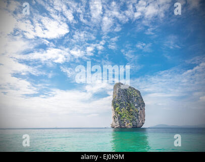 Île tropicale situé dans la province de Krabi, Thaïlande. L'effet vignette appliquée. Banque D'Images