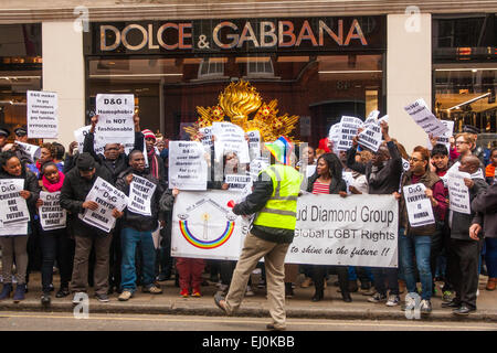 Mayfair, London, UK. 19 mars, 2015. La police est appelée comme les partisans des droits des homosexuels de l'extérieur et fier Diamond Group, composé d'exilés et d'autres gays ougandais africains et leurs partisans, manifester devant le D&G store in London's Bond Street, à la suite de remarques faites par les propriétaires de la marque à propos de bébés FIV être "synthétiques". Crédit : Paul Davey/Alamy Live News Banque D'Images