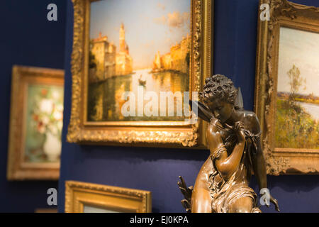 Londres, Royaume-Uni. 18 mars 2015. Le Bada Antiques & Fine Art Fair dirigé par la British Association des Antiquaires aura lieu du 18 au 24 mars 2015 dans le duc d'York Square off King's Road à Chelsea. Articles en vente tous étudiés pour s'assurer la qualité et l'authenticité. Banque D'Images