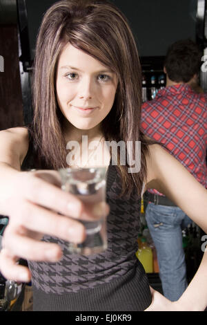 Serveuse avec cocktail drink Banque D'Images