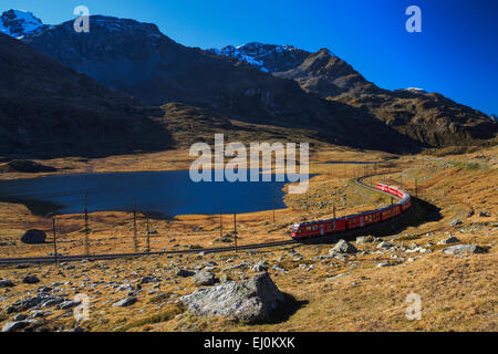 Alpes, voir col de la Bernina, route, chemin de fer, route de montagne, montagne, montagnes, massif, col de montagne, lac de montagne, col de la Bernina, E Banque D'Images