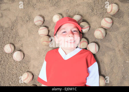 Un bel enfant heureux de jouer au baseball Banque D'Images