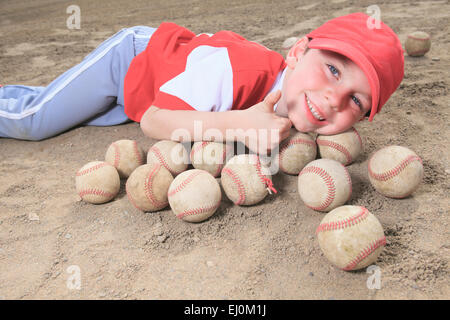 Un bel enfant heureux de jouer au baseball Banque D'Images