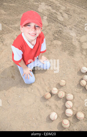 Un bel enfant heureux de jouer au baseball Banque D'Images