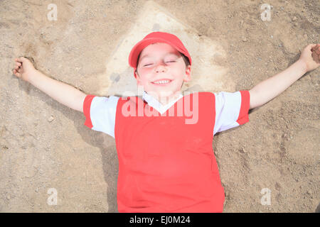 Un bel enfant heureux de jouer au baseball Banque D'Images